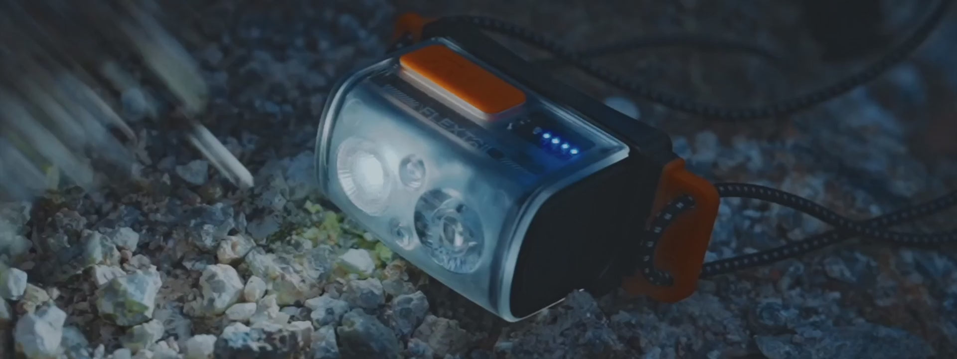 Charger la vidéo : Lampe frontale ultra-légère Tiny Helio 600 lumens